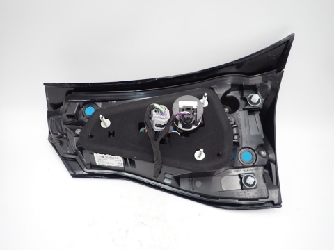 Toyota Yaris Cross LAMPA LEWY TYŁ KLAPA LED 815900DB70 - JAK NOWA OE EU