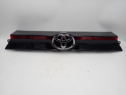 Toyota Yaris Cross LAMPA TYŁ KLAPA BLENDA ZNACZEK 768010D760 JAK NOWA OE EU