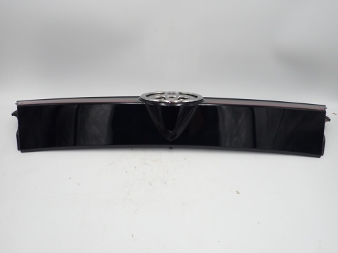 Toyota Yaris Cross LAMPA TYŁ KLAPA BLENDA ZNACZEK 768010D760 JAK NOWA OE EU