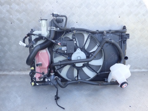 TOYOTA YARIS CROSS ZESTAW CHŁODNIC CHŁODNICA WENTYLATO KOMPLET - JAK NOWY OE EUROPA 4221367672