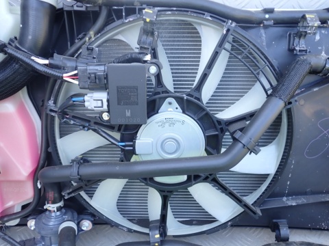 TOYOTA YARIS CROSS ZESTAW CHŁODNIC CHŁODNICA WENTYLATO KOMPLET - JAK NOWY OE EUROPA 4221367672